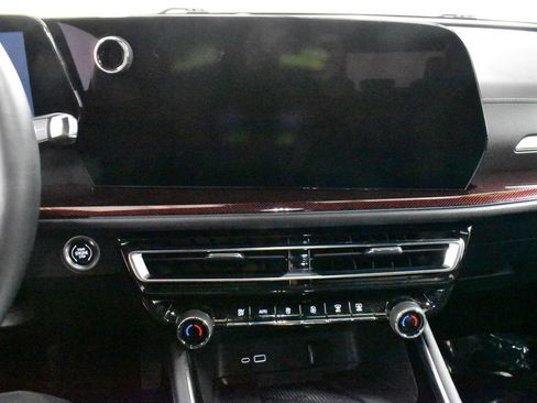 Used 2024 Chevrolet Traverse Z71 w/ Enhanced Driving Package AWD/4WD image 16