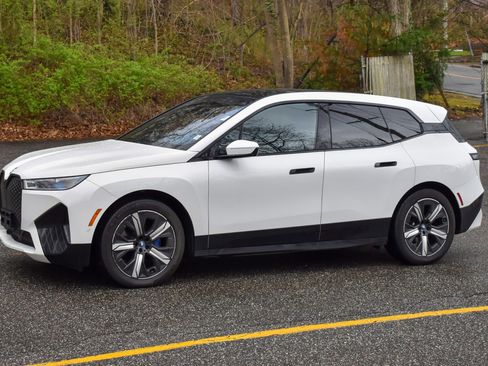 Used 2022 BMW iX xDrive50 w/ Premium Package image 2