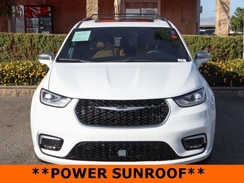 Used 2022 Chrysler Pacifica Pinnacle image 3