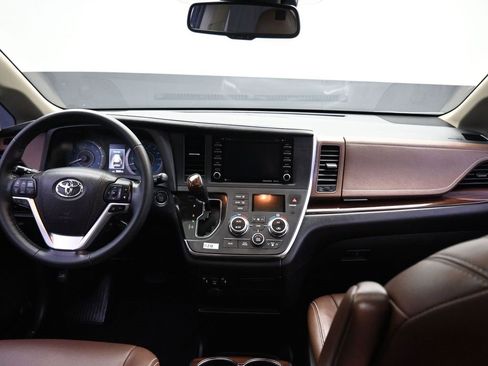 Used 2018 Toyota Sienna Limited image 48
