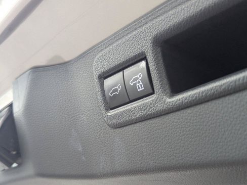 Used 2021 Toyota Venza LE AWD/4WD image 28