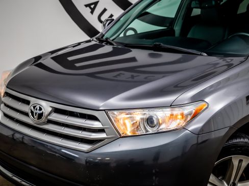 Used 2012 Toyota Highlander Limited w/ Tow Pkg FWD image 21