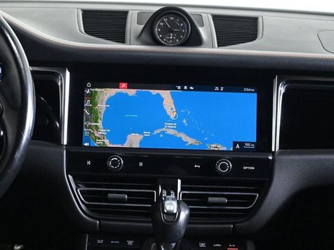 Certified 2022 Porsche Macan AWD/4WD image 16