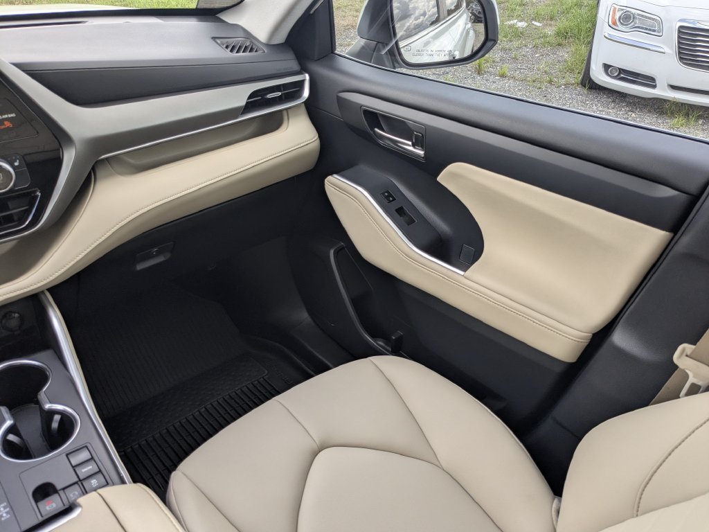 Used 2024 Toyota Highlander XLE FWD image 20