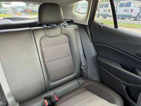Used 2025 Chevrolet Trax LT FWD image 35