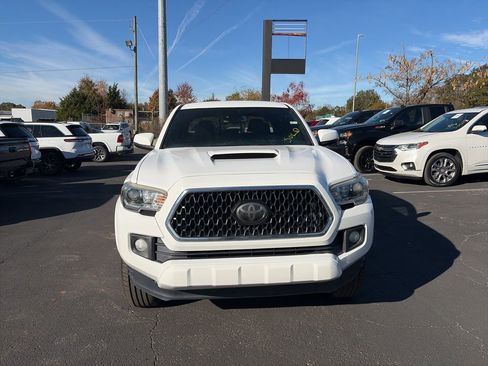 Used 2018 Toyota Tacoma TRD Sport image 2