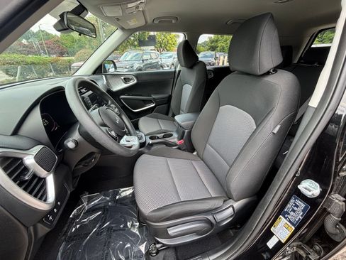 Used 2025 Kia Soul LX w/ LX Technology Package FWD image 32