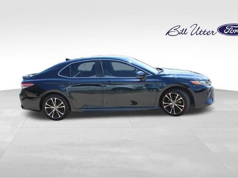 Used 2019 Toyota Camry SE w/ Convenience Package FWD image 4