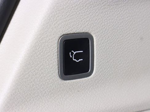 Used 2022 Chrysler Voyager LX image 36