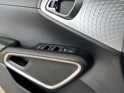 Used 2025 Kia Soul LX w/ LX Technology Package FWD image 18