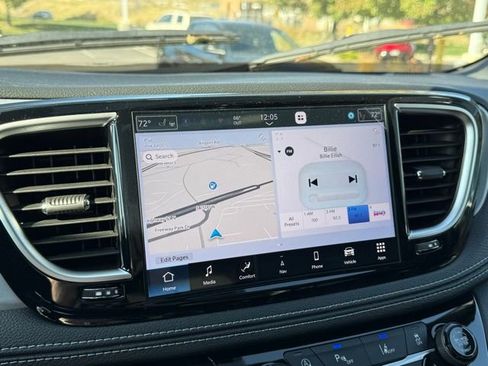 New 2025 Chrysler Pacifica Limited image 16