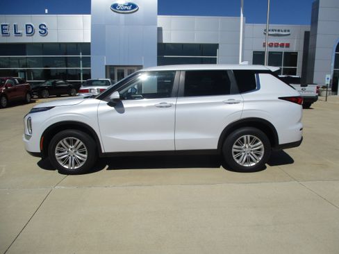 Used 2023 Mitsubishi Outlander ES AWD/4WD image 3