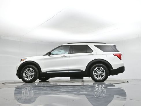 Used 2022 Ford Explorer XLT image 58