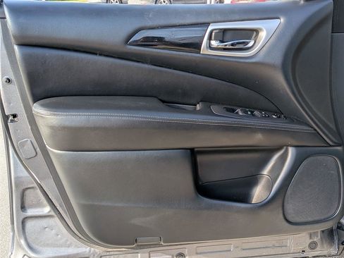 Used 2019 Nissan Pathfinder SV image 12