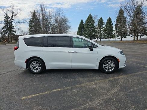 Used 2024 Chrysler Pacifica Touring-L FWD image 7