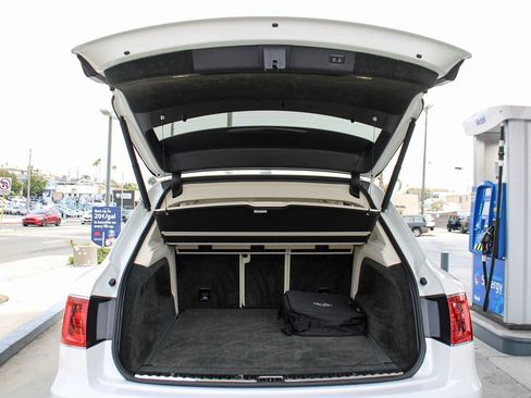 Used 2020 Bentley Bentayga Plug-In Hybrid AWD/4WD image 37