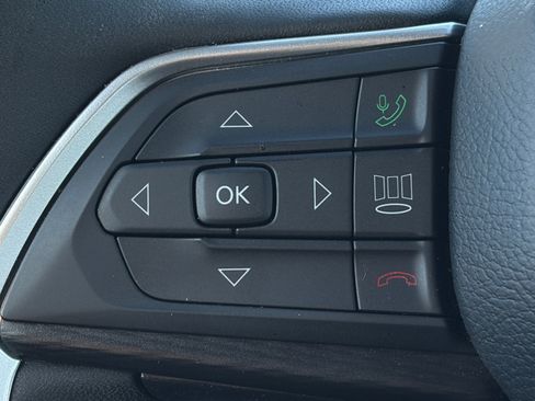 Used 2025 Jeep Grand Cherokee Altitude image 33