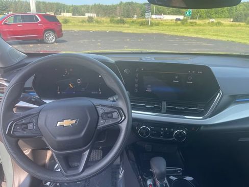 Used 2025 Chevrolet Trax LT FWD image 15