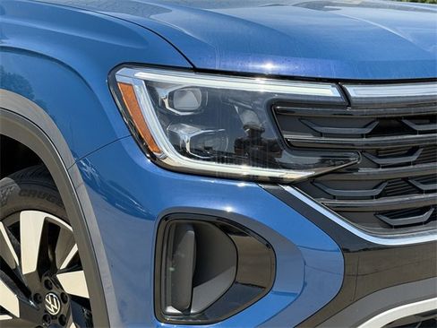 Certified 2025 Volkswagen Atlas Cross Sport SE image 4