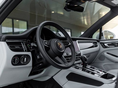 Certified 2026 Porsche Macan AWD/4WD image 4