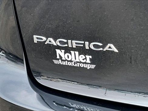 Used 2017 Chrysler Pacifica Touring-L image 8