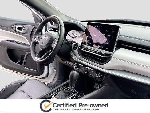 Used 2025 Jeep Compass Limited image 5