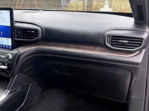 Used 2020 Ford Explorer Platinum w/ Premium Technology Package image 16