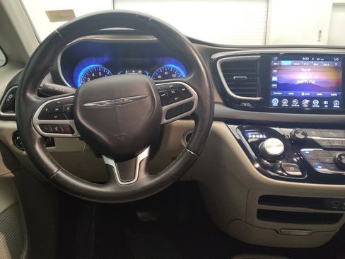 Used 2017 Chrysler Pacifica Touring-L image 22