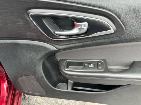 Used 2016 Chrysler 200 Limited w/ Comfort Group image 9