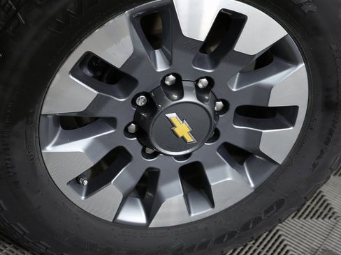 Used 2022 Chevrolet Silverado 2500 Custom w/ Custom Value Package image 7