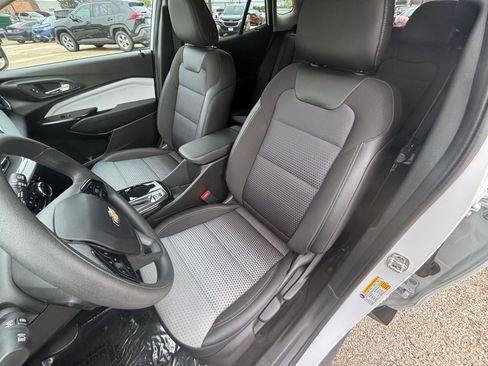 Used 2025 Chevrolet Trax LT FWD image 35