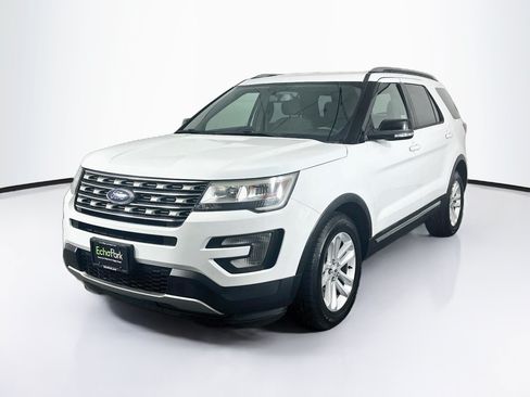 Used 2017 Ford Explorer XLT w/ Equipment Group 201A FWD image 3