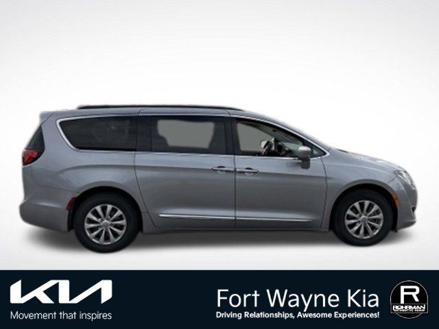 Used 2017 Chrysler Pacifica Touring-L FWD image 7