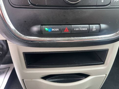Used 2014 Chrysler Town & Country Touring-L FWD image 19