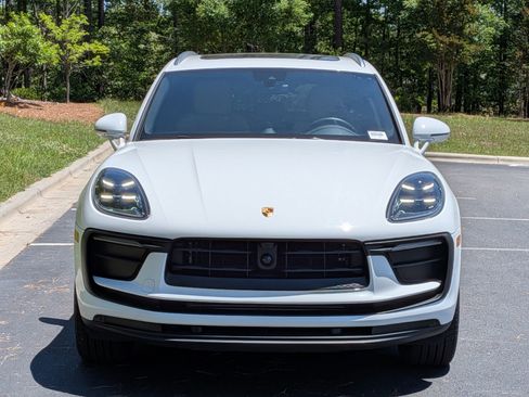 Certified 2025 Porsche Macan AWD/4WD image 34