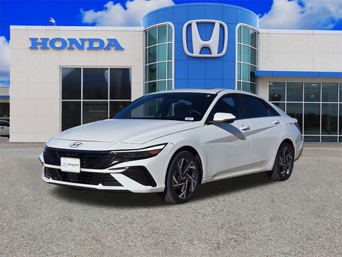 Used 2025 Hyundai Elantra Limited image 7