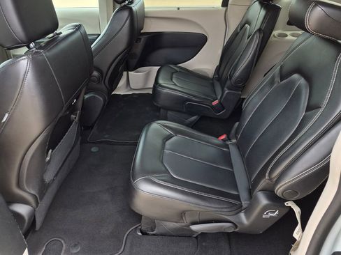 Used 2023 Chrysler Pacifica Touring-L FWD image 34