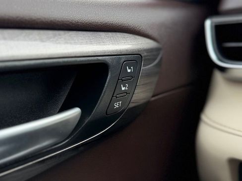 Used 2021 Toyota Highlander Limited image 18