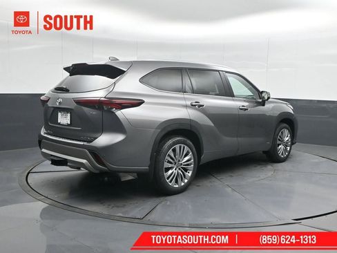 New 2026 Toyota Highlander Platinum image 2