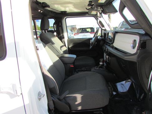 Used 2025 Jeep Wrangler Unlimited Sahara AWD/4WD image 18