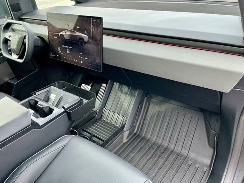 Used 2024 Tesla Cybertruck AWD Crew Cab image 32