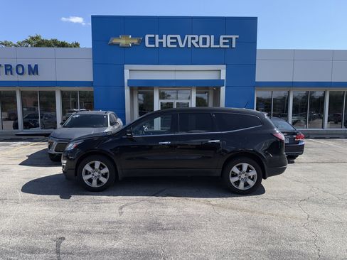 Used 2017 Chevrolet Traverse LT w/ Style and Technology Package FWD image 2