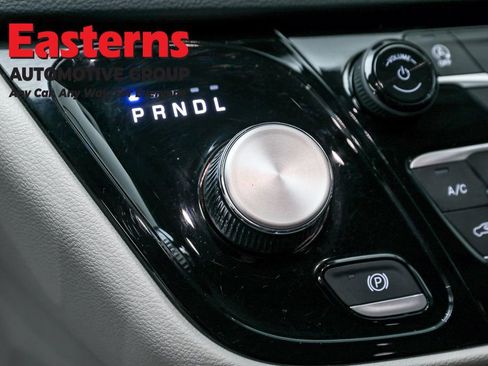 Used 2023 Chrysler Pacifica Touring-L image 13