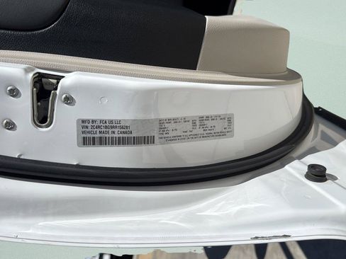 Used 2024 Chrysler Pacifica Touring-L FWD image 30