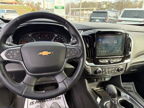 Used 2023 Chevrolet Traverse LT w/ Rear Camera Mirror Package image 16