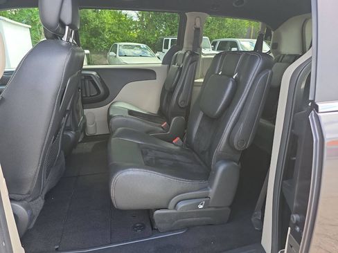 Used 2018 Dodge Grand Caravan SXT FWD image 10