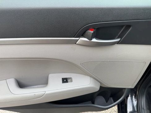 Used 2019 Hyundai Elantra SE FWD image 20