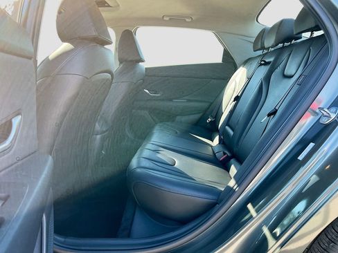 Used 2025 Hyundai Elantra Limited image 24