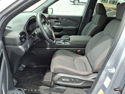 Certified 2025 Honda Pilot Sport image 4