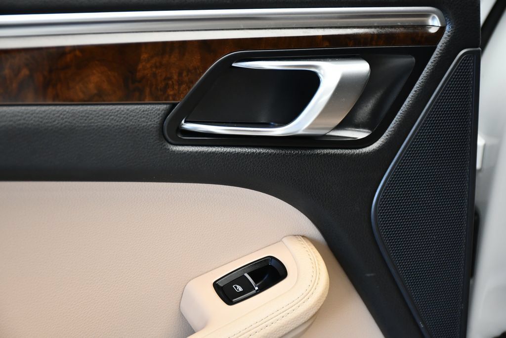Certified 2023 Porsche Macan S AWD/4WD image 37